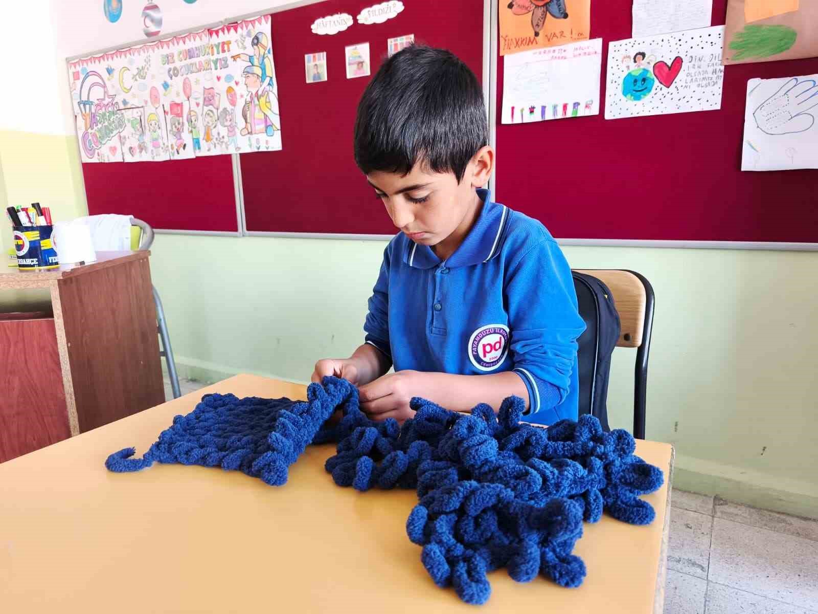 Öğrenciler kendi atkılarını örerek kışa hazırlanıyor