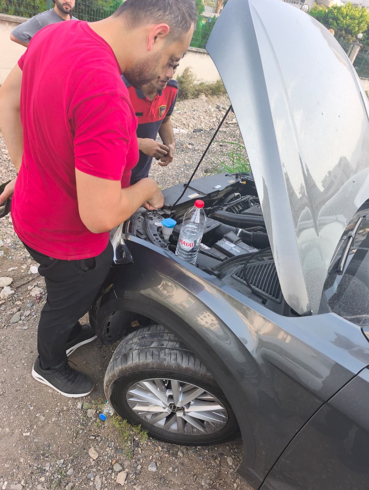 Arsuz&rsquo;da aracın kaputuna giren kediyi itfaiye kurtardı
