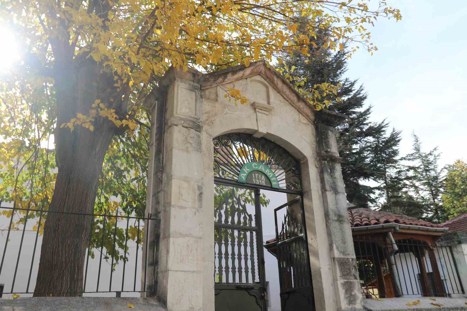 Hamam olarak yapılıp camiye d&ouml;n&uuml;şt&uuml;r&uuml;len tarihi yapı 700 yıldır ayakta
