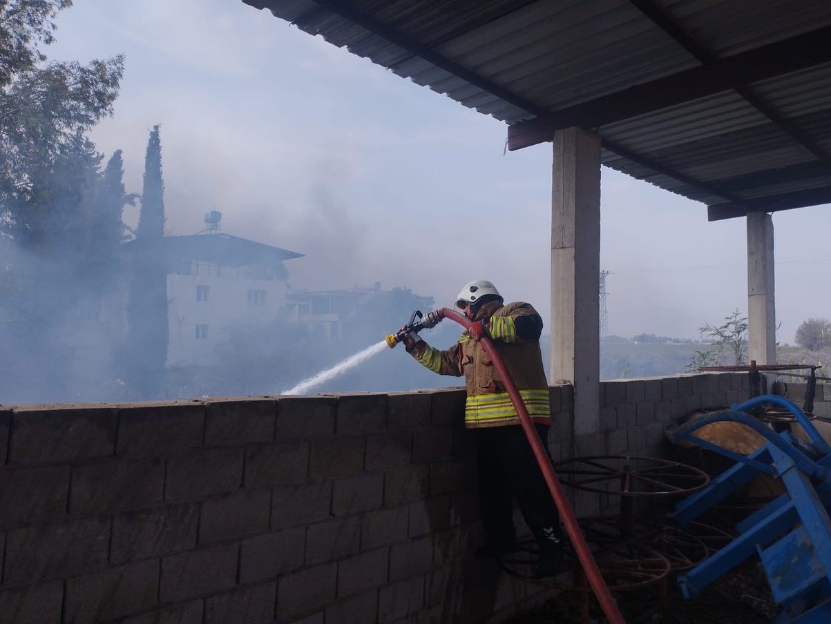 Kumlu&rsquo;da bah&ccedil;e yangını
