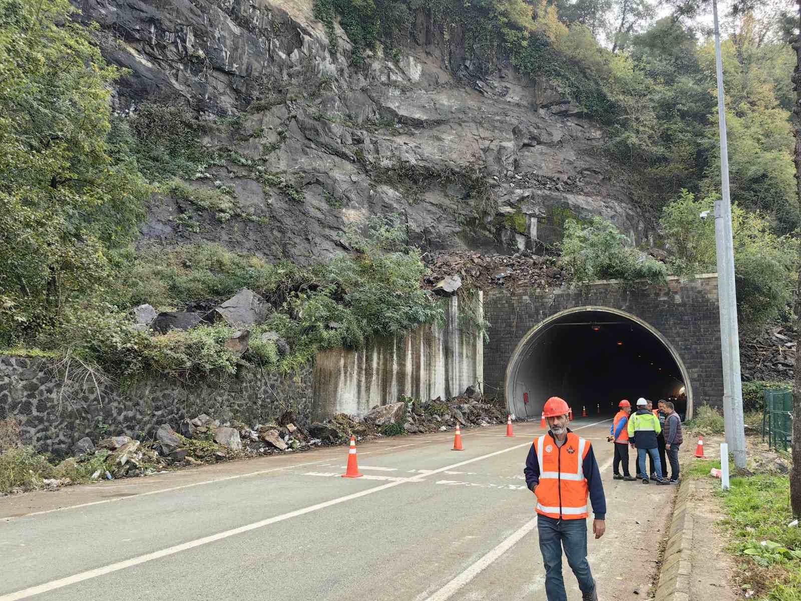 Sarp Sınır Kapısı yolunda heyelan