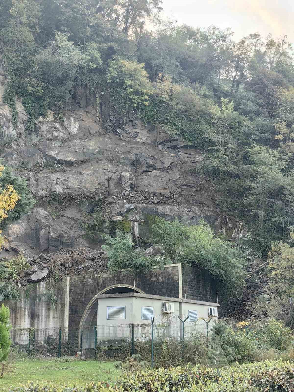 Sarp Sınır Kapısı yolunda heyelan