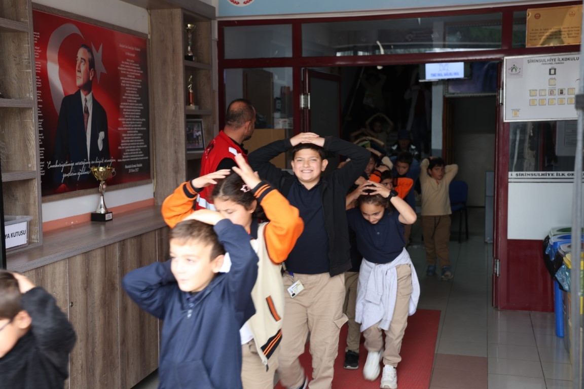 İlkokul öğrencilerine afet bilinci eğitimi verildi
