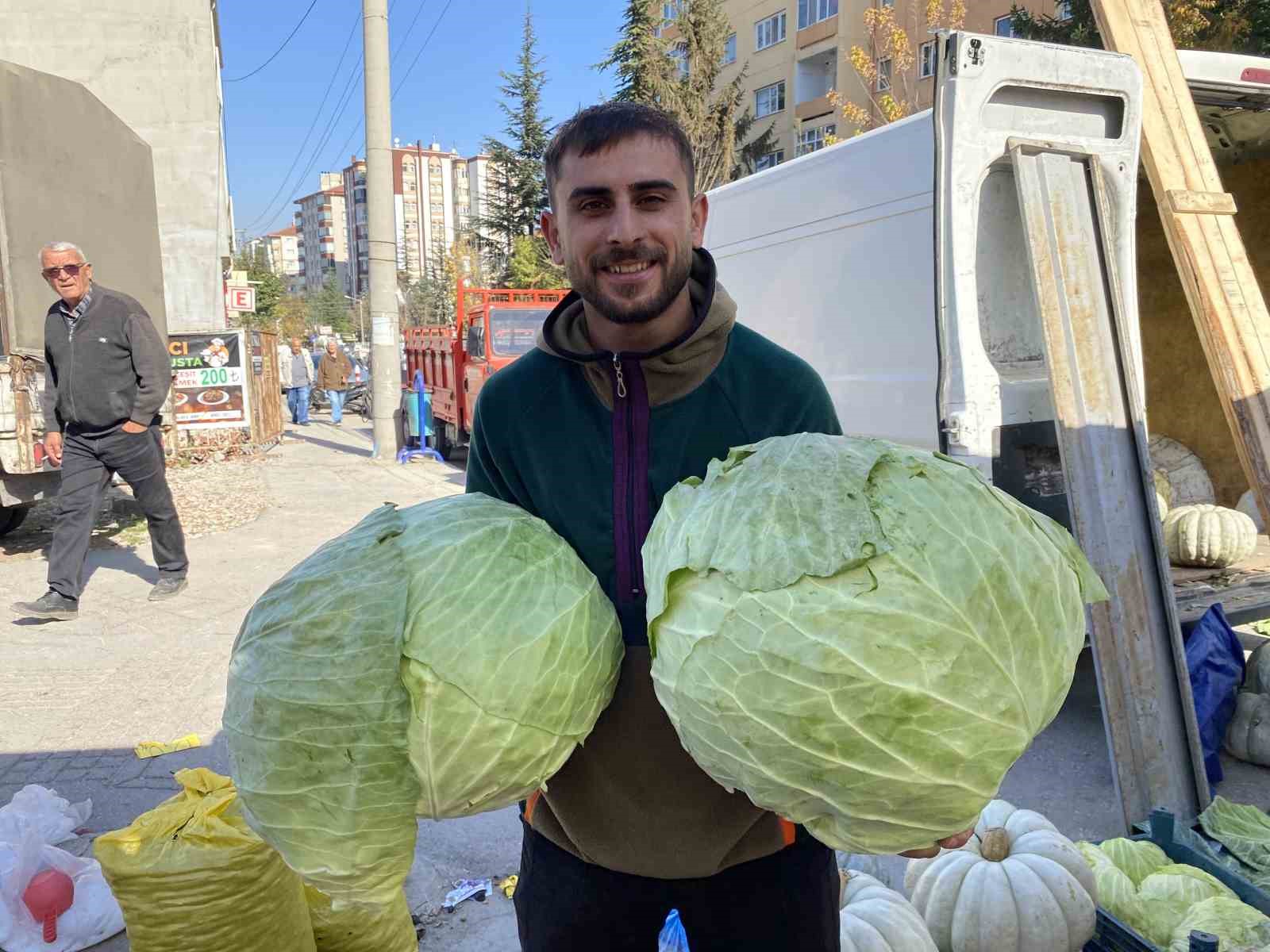 Eskişehir pazarında devasa lahanalar
