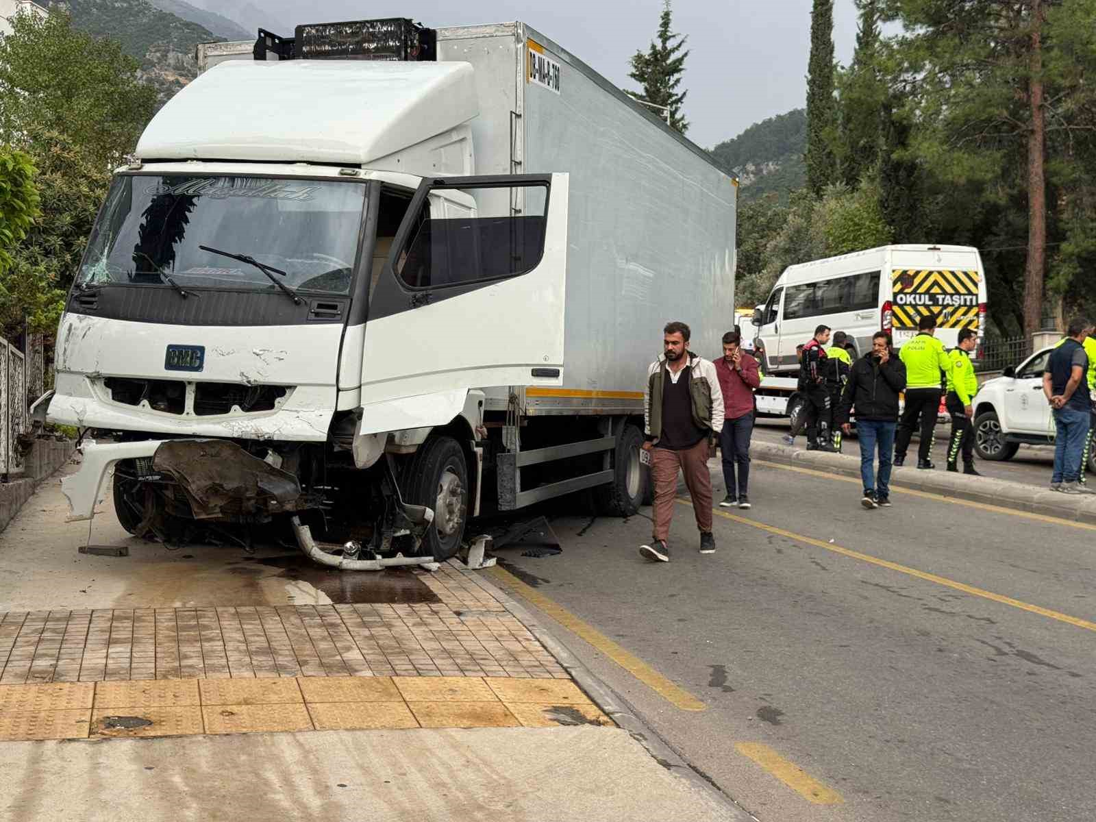 Fethiye&rsquo;de freni patlayan kamyon, &ouml;ğrenci servisine &ccedil;arptı
