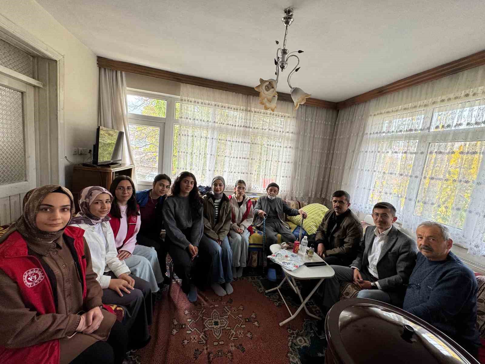 Üniversiteli gençler Bolu’nun asırlık çınarıyla buluştu