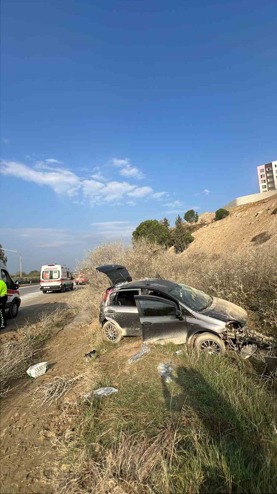 Kontrolden çıkan otomobil, yol kenarına savruldu: 3 yaralı