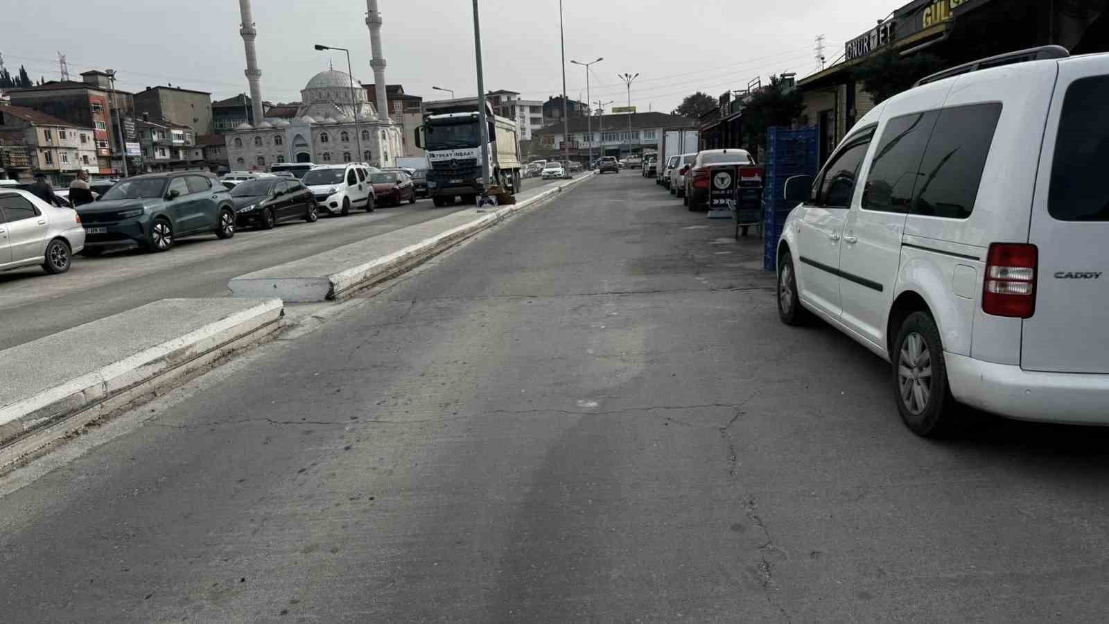 Alaplı&rsquo;da ağır tonajlı kamyonlar yollarda &ccedil;atlak oluşturdu
