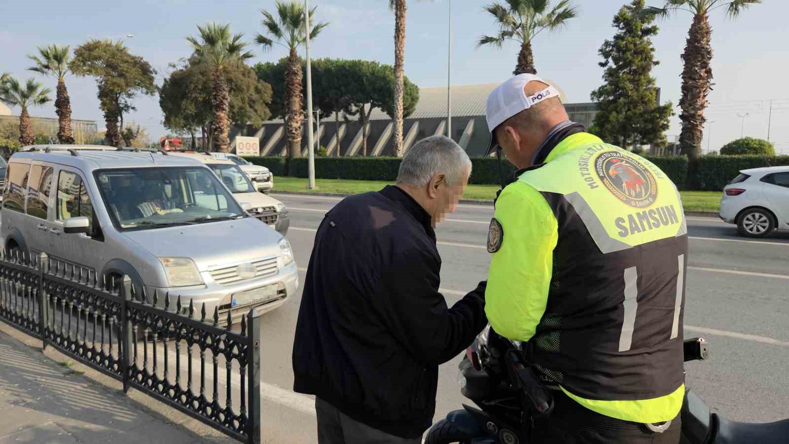 Aracını ana yola park ederek "Ceza yazmıyorlar" dedi: İki ceza birden yedi
