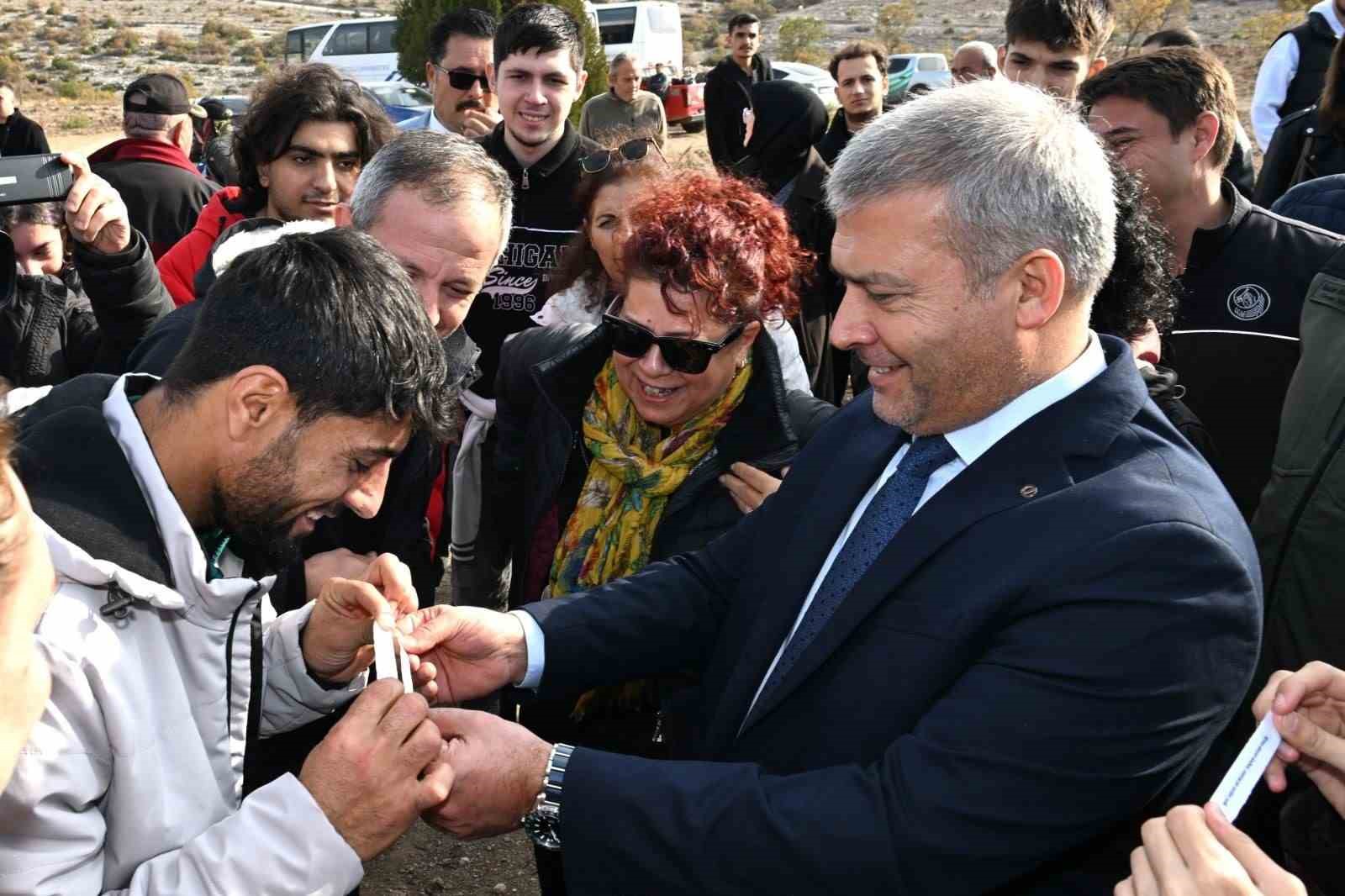 Anadolu &Uuml;niversitesi &rsquo;Yunus&rsquo;un Fidanları&rsquo;nı toprakla buluşturdu
