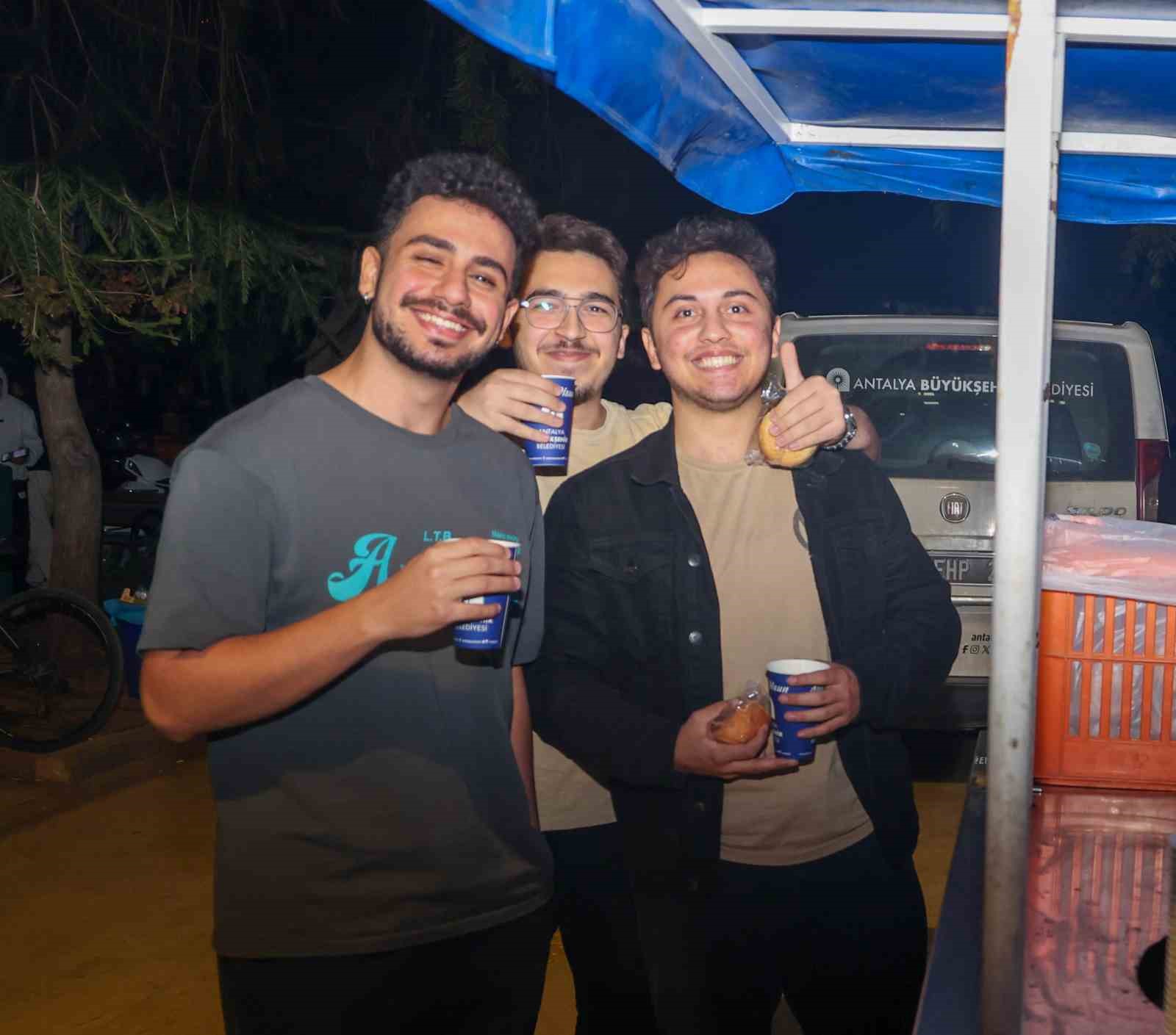 Büyükşehir’den soğuk sınav haftasında öğrencilere sıcak çorba ikramı