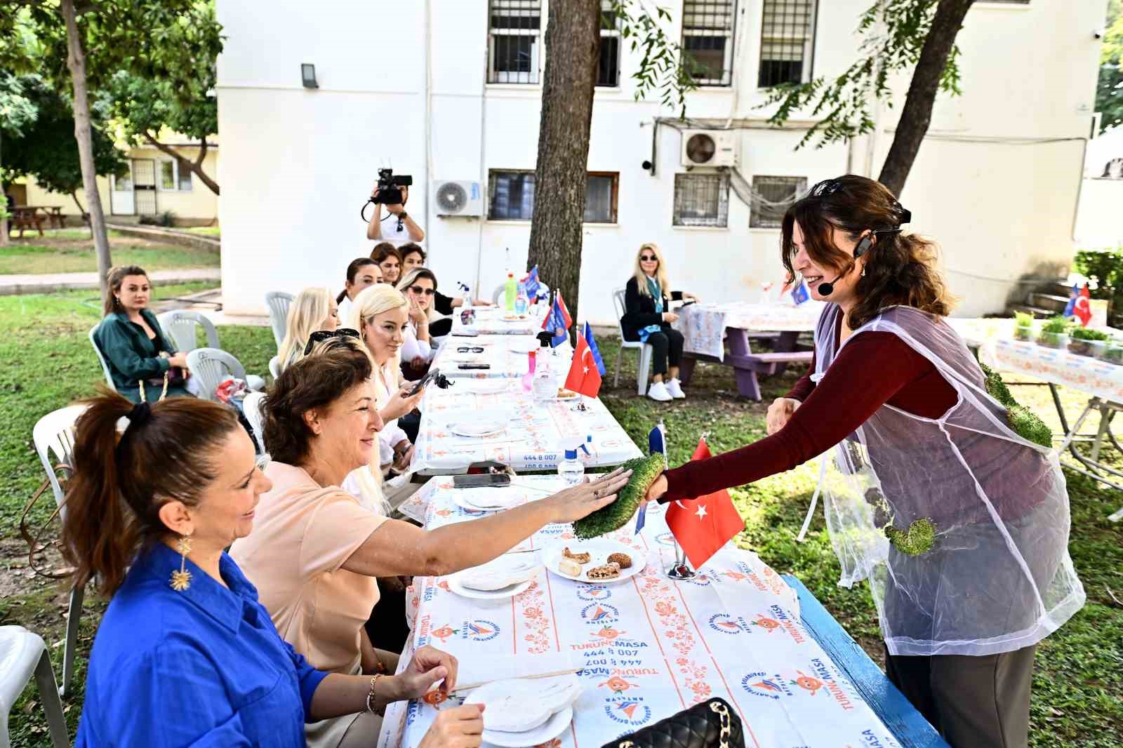 Mikro yeşilliklerle minyat&uuml;r bah&ccedil;eler oluşturdular
