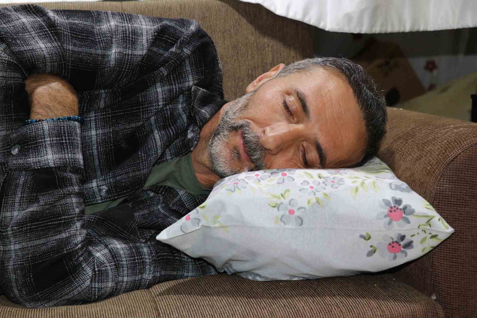 Uyku problemine karşı duyarsız  kalamadı,  Sivas’ın doğal taşları ile radyasyon savar yastık geliştirdi
