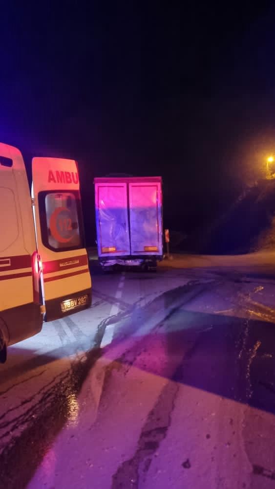 Tır dorsesine çarpan kamyonun sürücüsü yaralandı