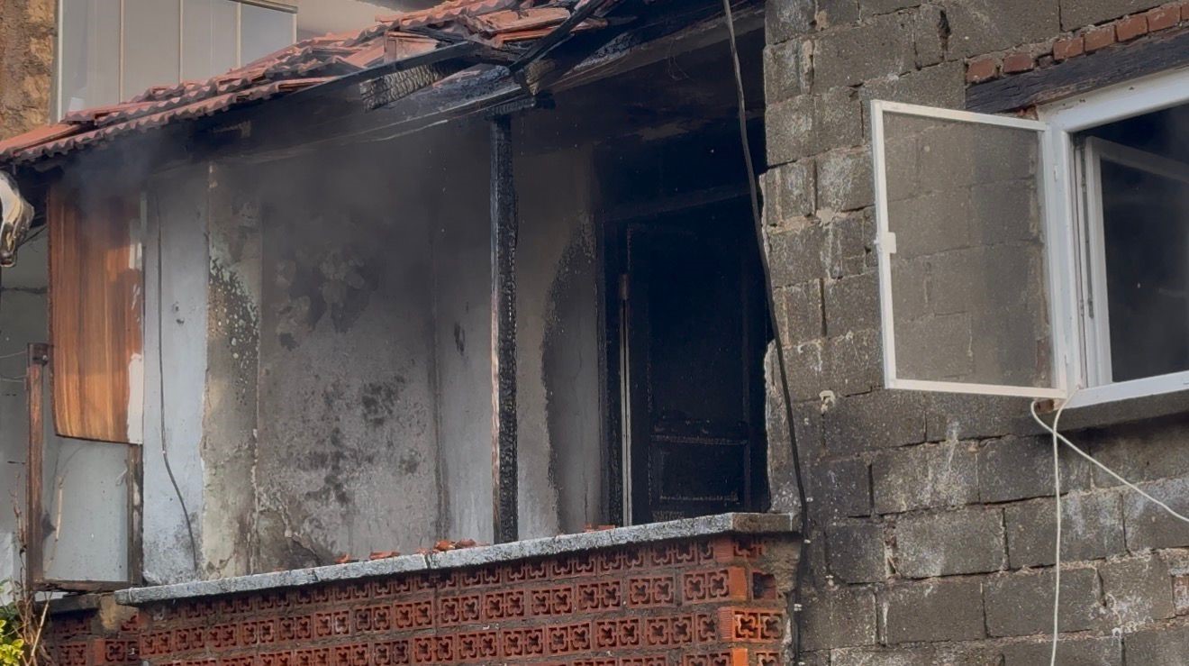 İki katlı evde yangın paniği mahalleyi sardı