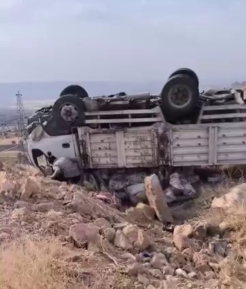 Kamyonet takla atarak ters d&ouml;nd&uuml;: 5 Yaralı
