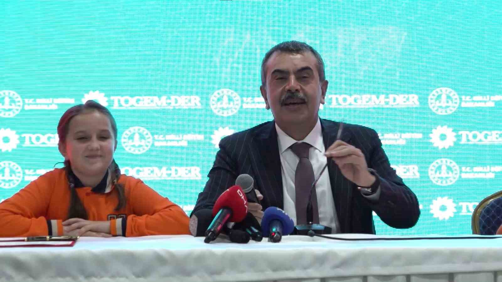 Bakan ile minik &ouml;ğrencinin g&uuml;l&uuml;mseten anları
