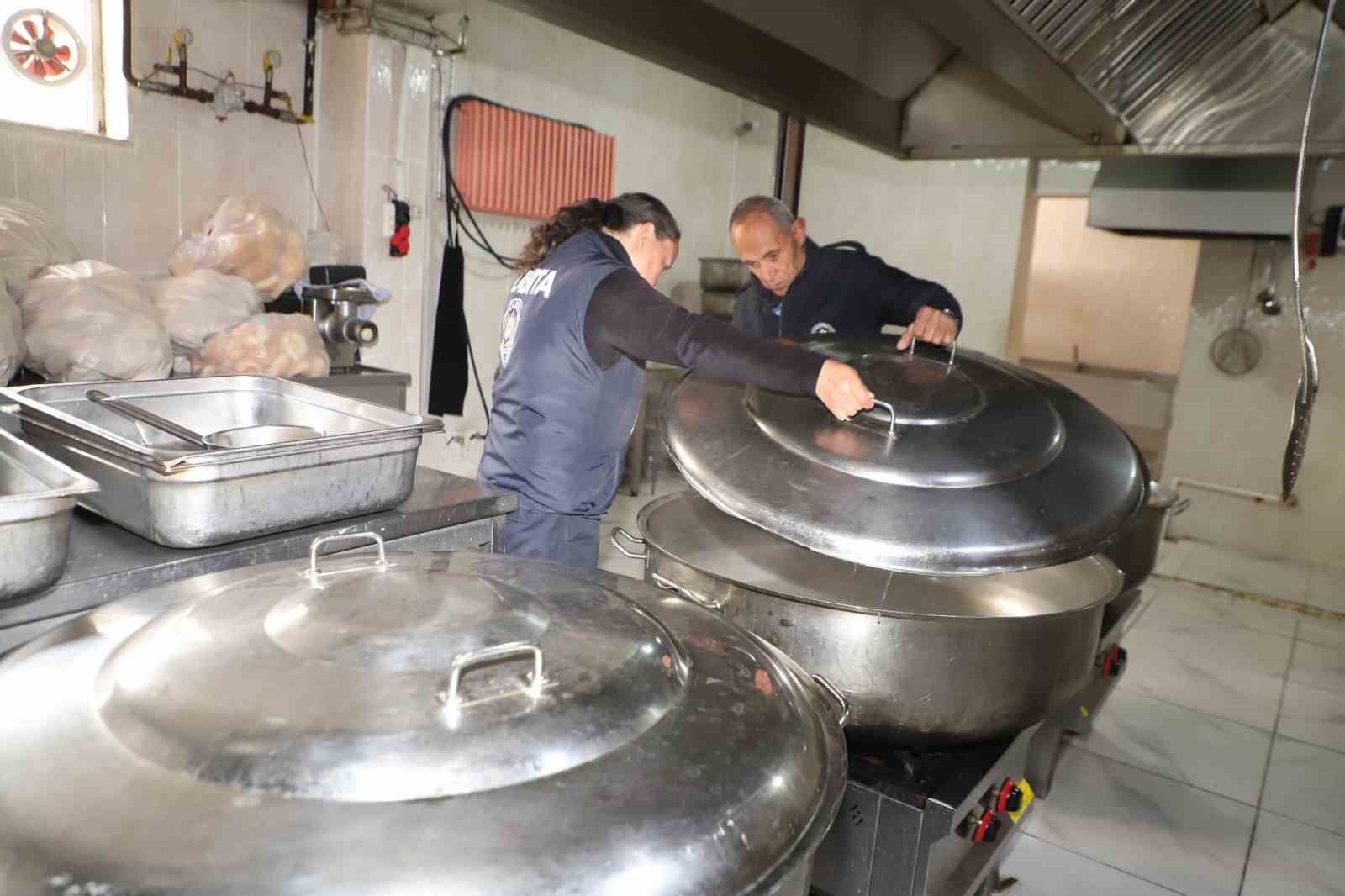 Zabıta, okul mutfaklarını mercek altına aldı
