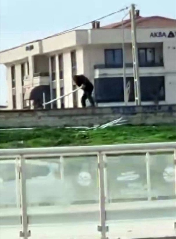 Parkta hayrete düşüren görüntü: Korkulukları tek tek söktü