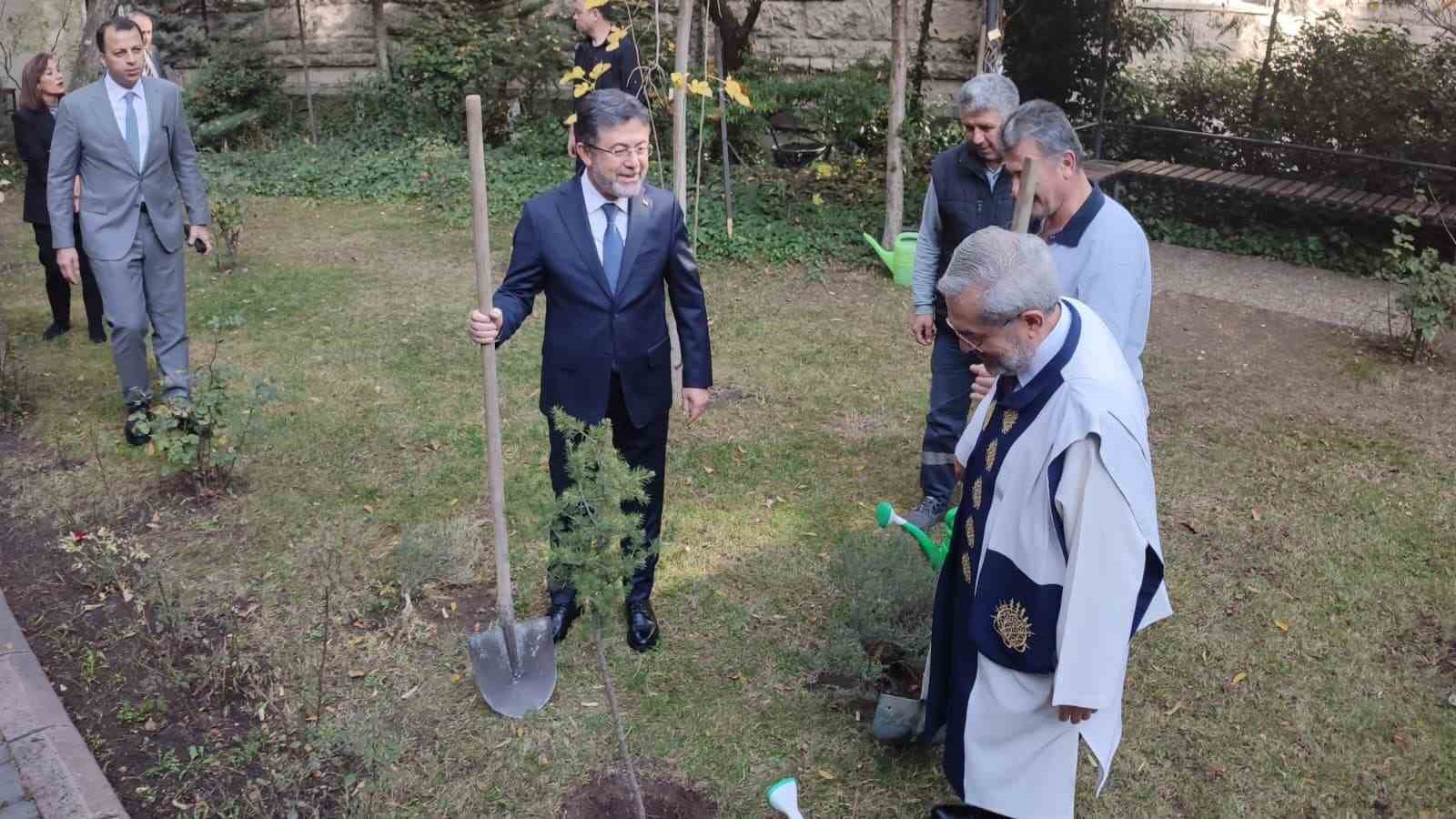 Bakan Yumaklı: "Tarım sektörümüzün gelişiminde de bilimsel bilginin gücünü toprağın bereketiyle buluşturmamız gerekiyor"
