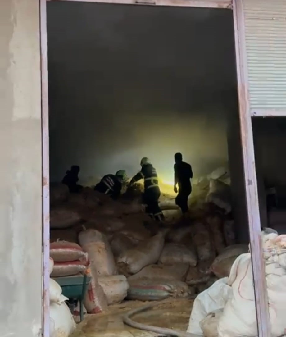 Batman’da saman ve arpa deposunda yangın