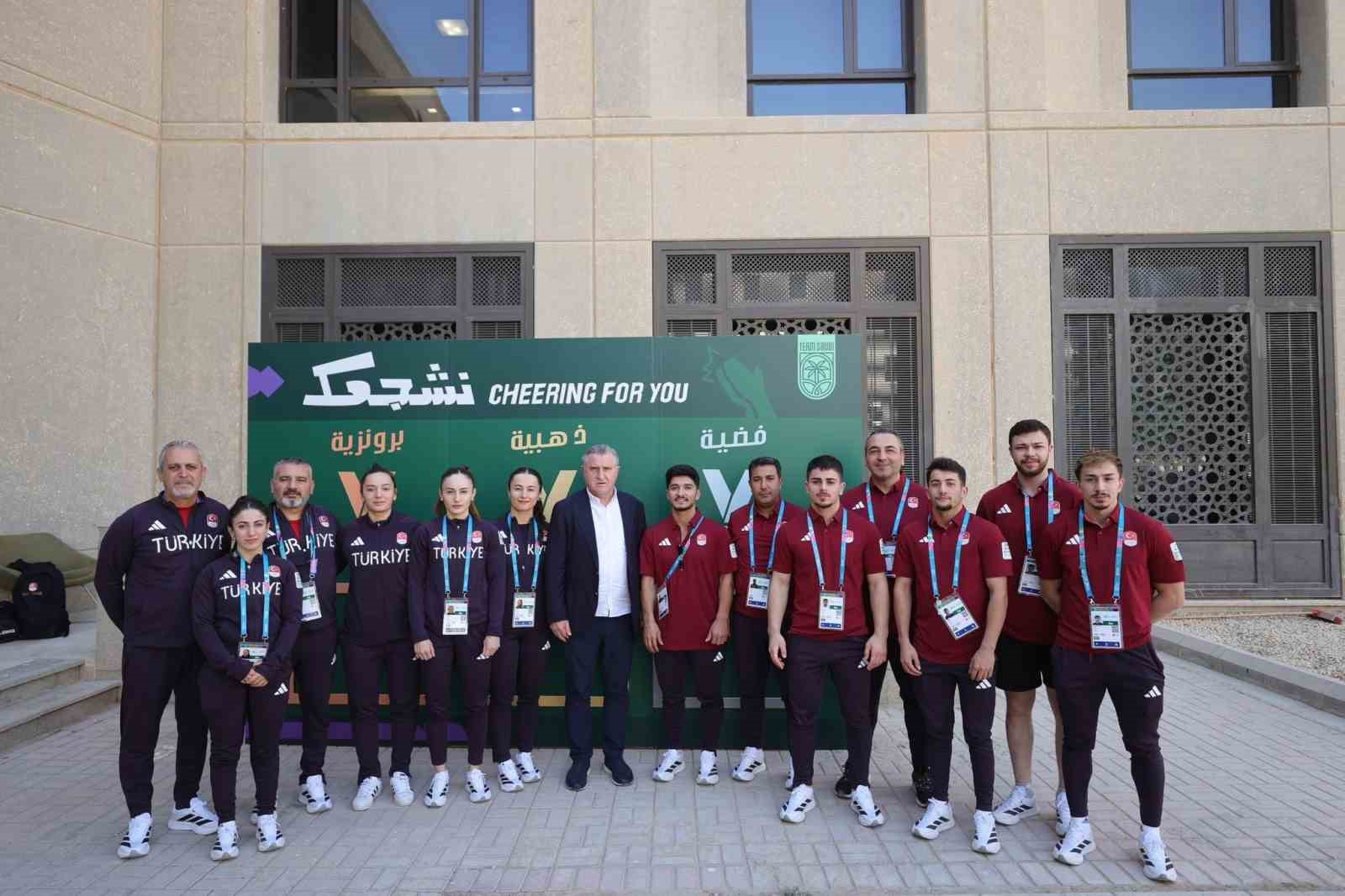 Bakan Bak, Suudi Arabistan’da milli sporcularla bir araya geldi