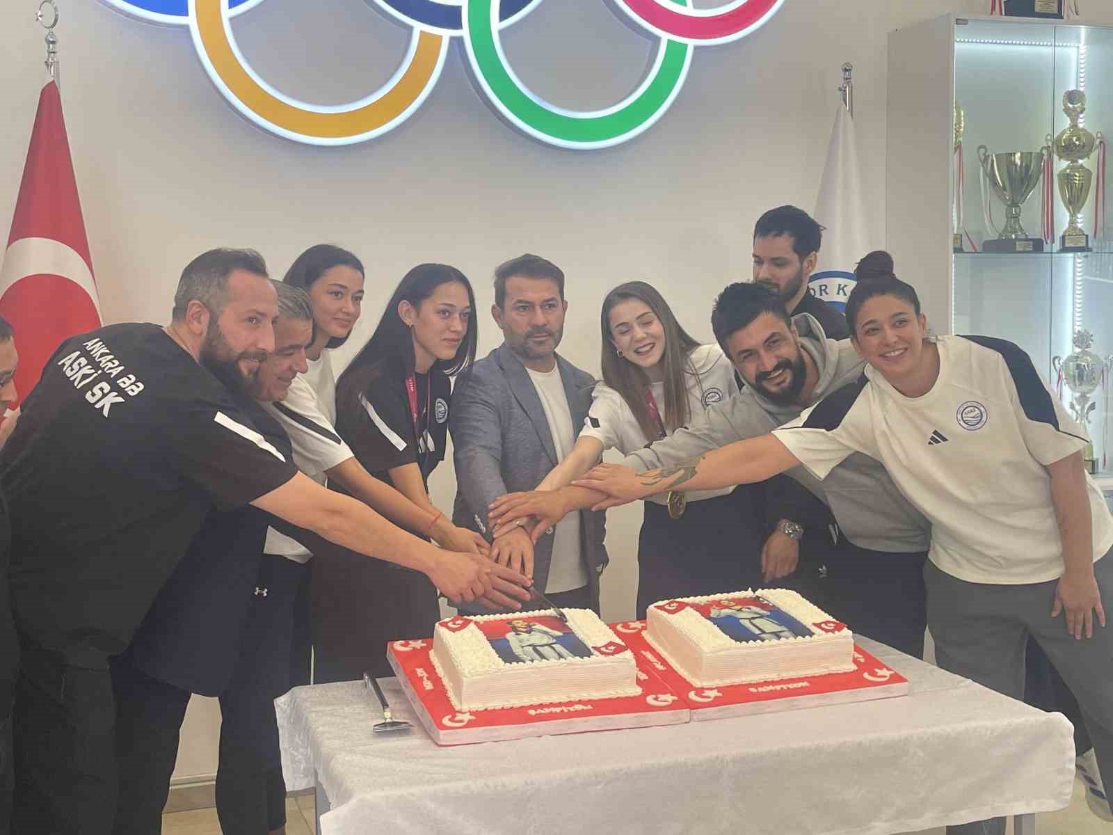 ASKİ Spor Kulübü, dünya şampiyonu sporcular için kutlama pastası kesti
