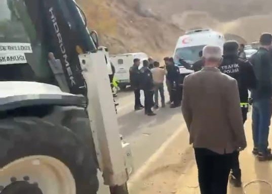 Malatya&rsquo;da minib&uuml;s devrildi: 3 yaralı
