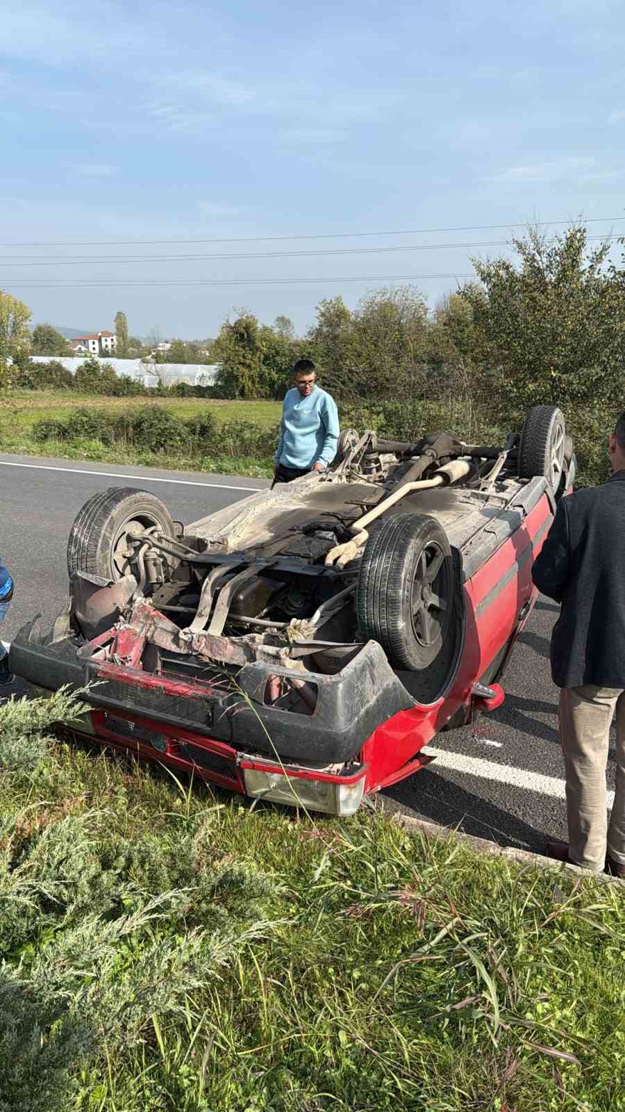 D&uuml;z yolda direksiyon hakimiyetini kaybetti, takla attı: 1 yaralı
