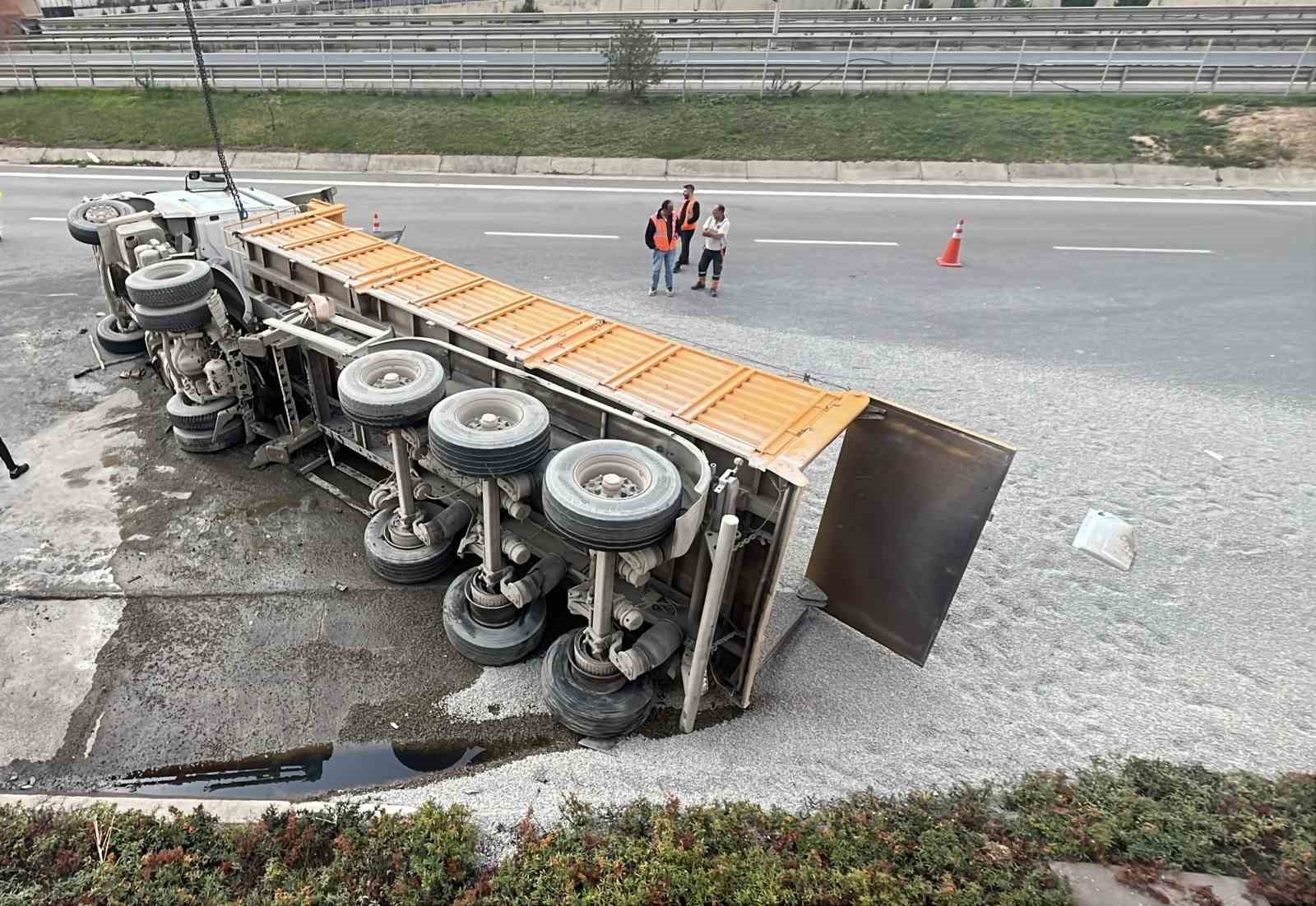 TEM Otoyolu’nda mıcır yüklü kamyon devrildi: 1 yaralı