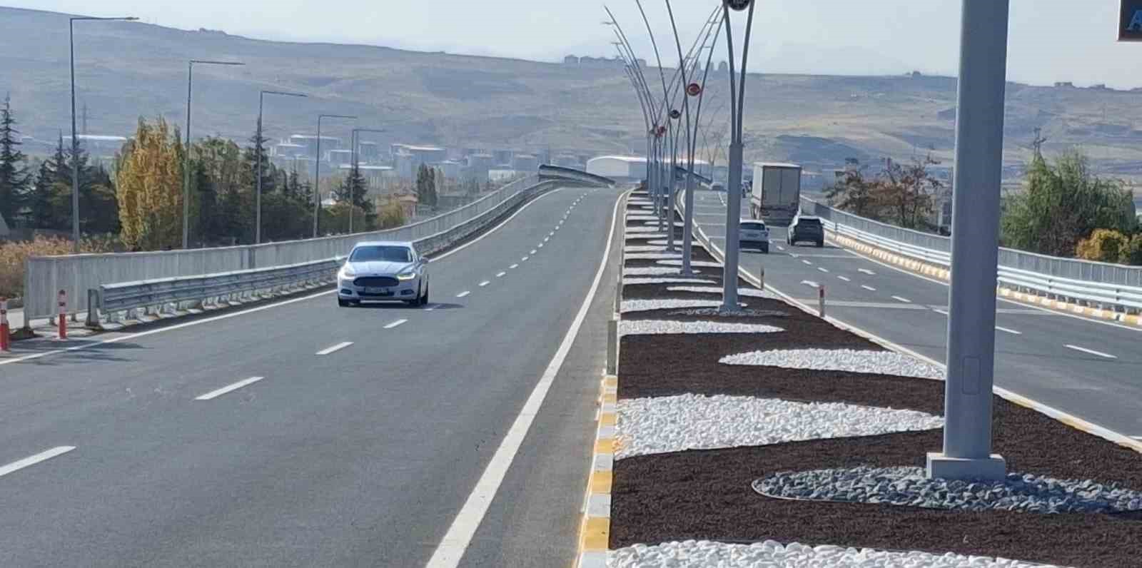 Van trafiğine yeni nefes: Edremit K&ouml;pr&uuml;l&uuml; Kavşağı trafiğe a&ccedil;ıldı
