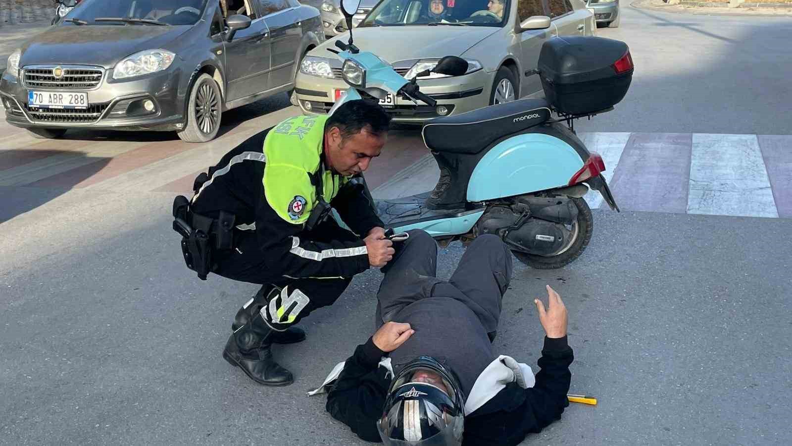 Polis memuru ambulans gelene kadar yaralının başından ayrılmadı