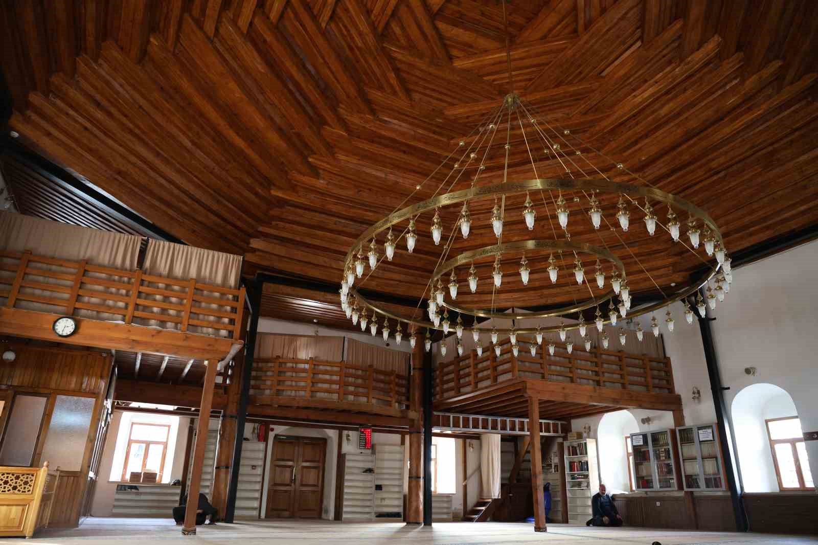 Osmanlı Mirası 161 yıllık Kırşehir Camii kırlangıç tavanıyla göz kamaştırıyor
