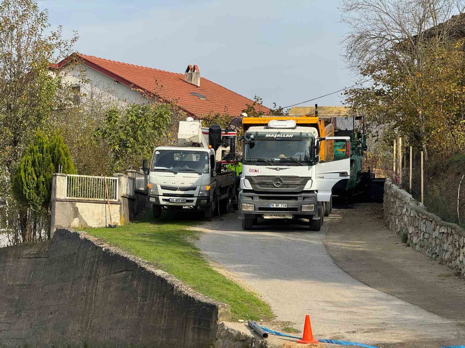 Asfaltlama çalışmasında akıma kapılan işçilerden biri hayatını kaybetti
