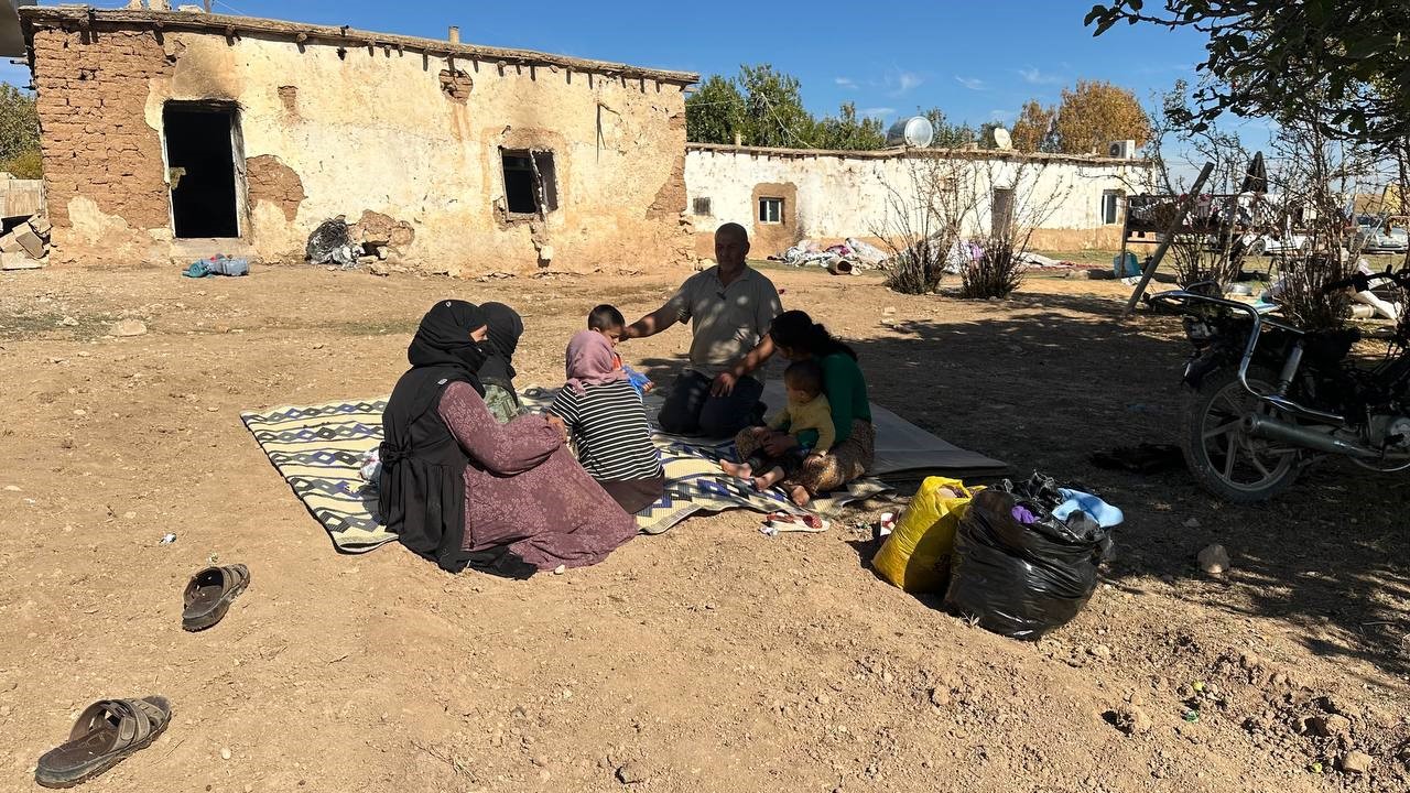 Herkes kendi kendine yanan ev için seferber oldu