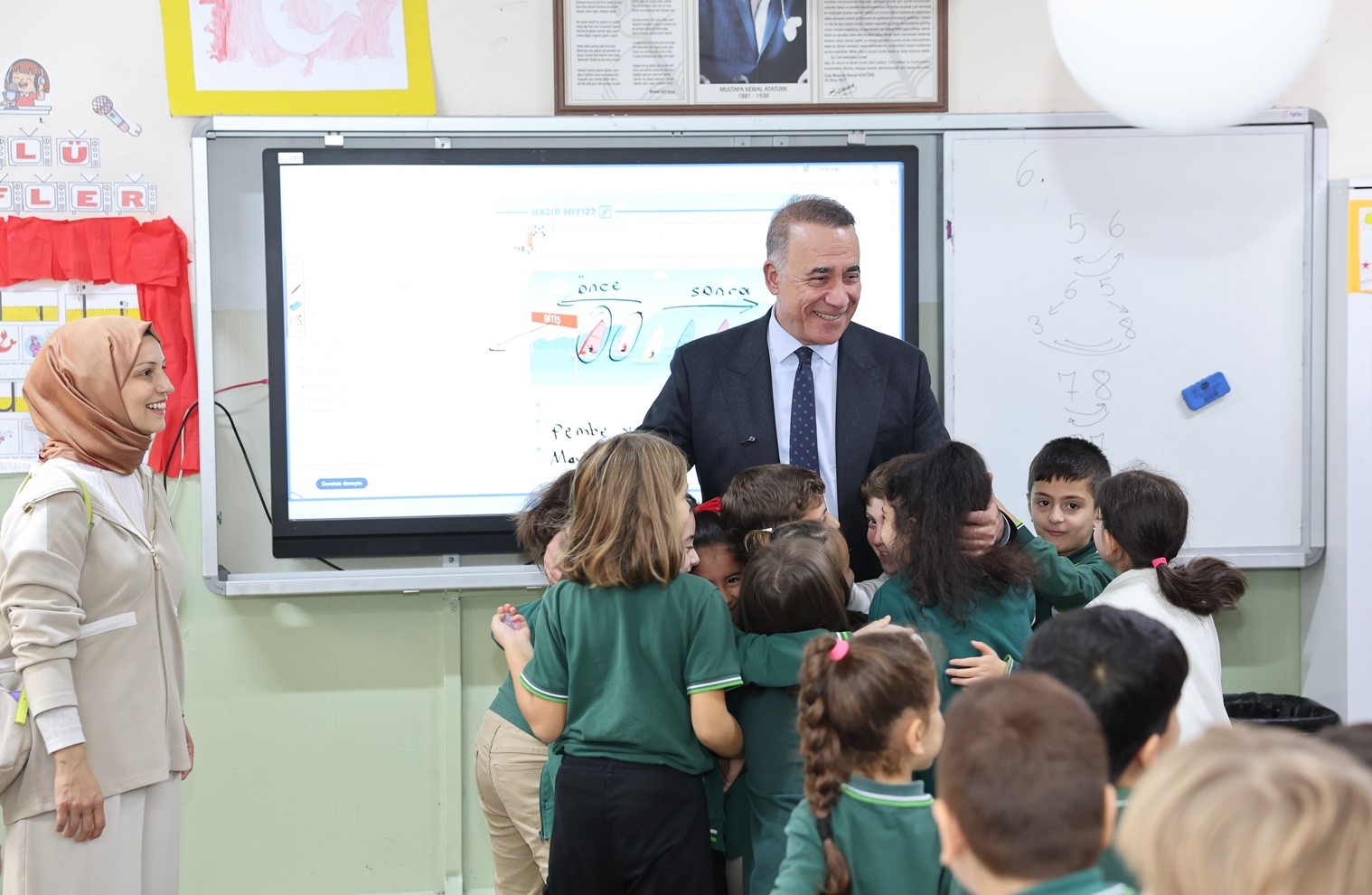 Sınıf başkan adayı Mina s&ouml;z&uuml;n&uuml; tuttu: Başkan Dursun &ouml;ğrencileri ziyaret etti
