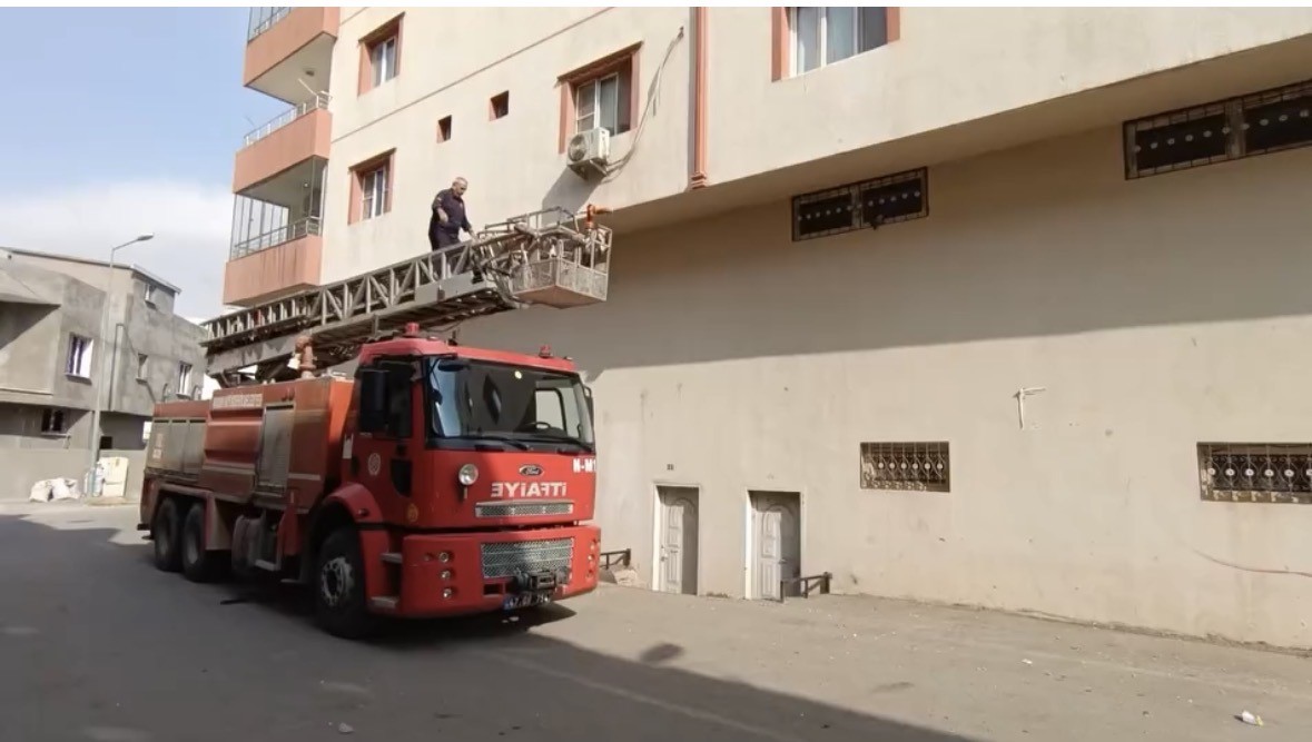 Demir korkulukta sıkışan güvercini itfaiye kurtardı