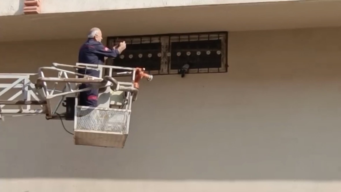 Demir korkulukta sıkışan g&uuml;vercini itfaiye kurtardı

