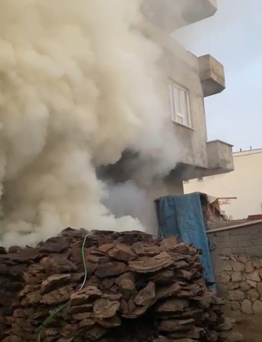 Batman’da saman ve arpa deposunda yangın