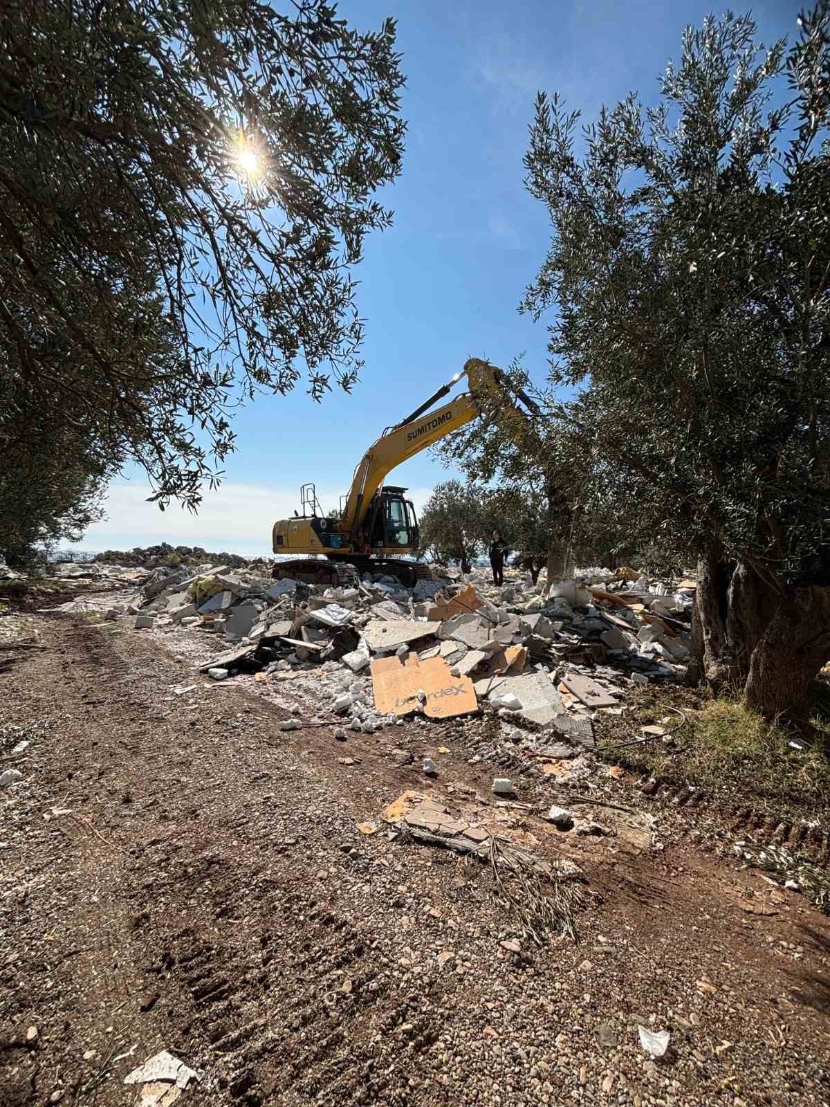 Ayvacık’ta 1 ayda 121 kaçak yapı yıkıldı
