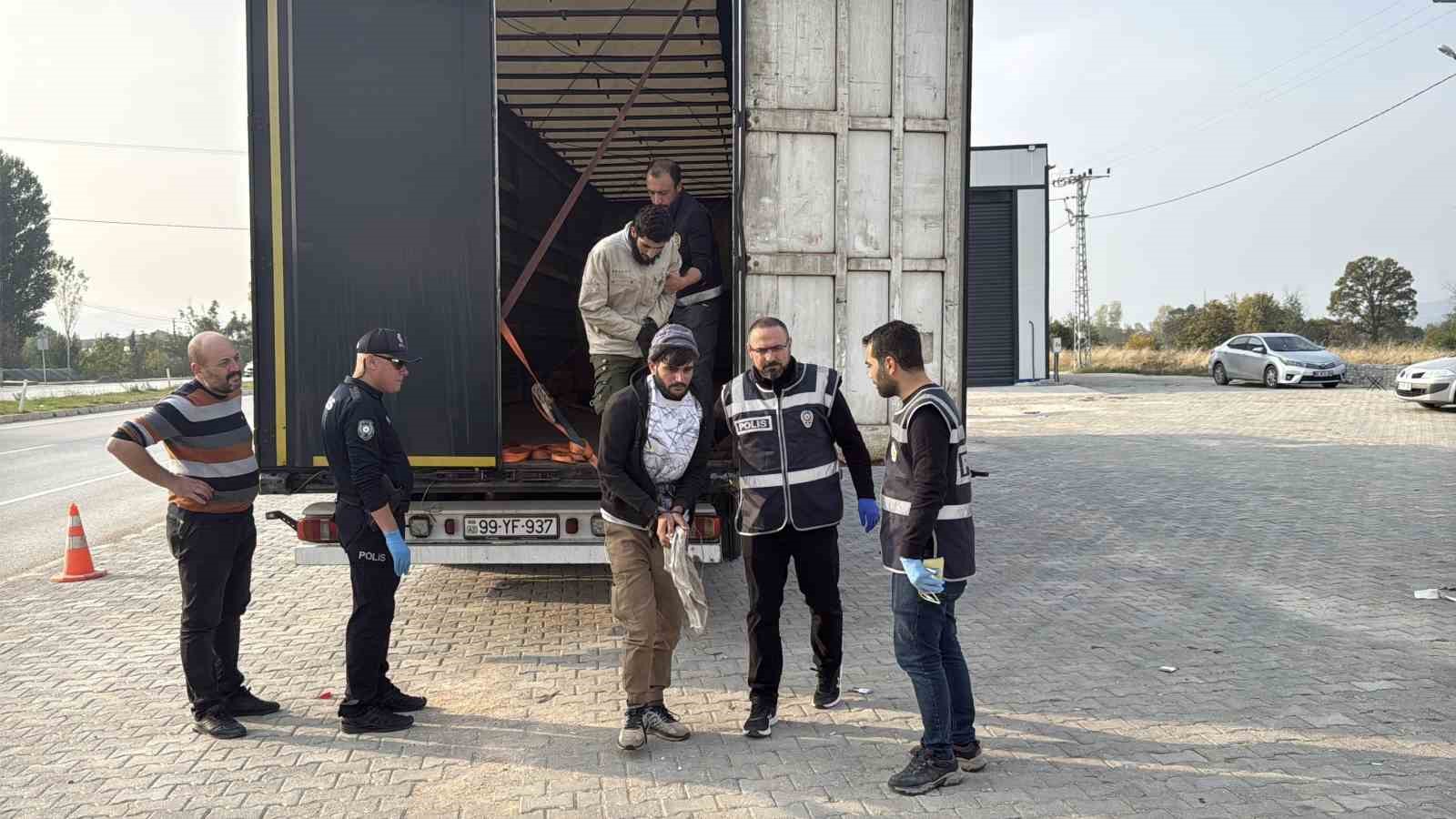 Kullandığı tırın dorsesinde 11 kaçak göçmen bulunan sürücü tutuklandı
