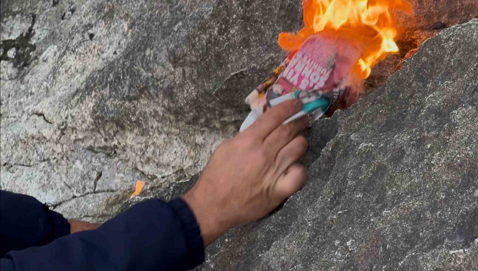 Suları çekilen Eğirdir Gölü’nde açığa çıkan kayalıkların arasından alevler yükseldi