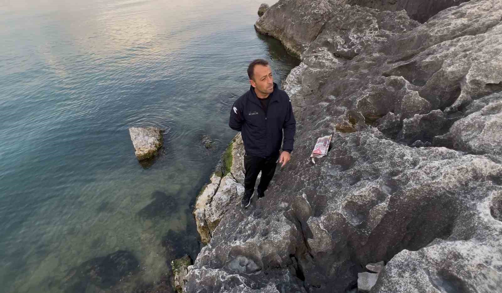 Suları çekilen Eğirdir Gölü’nde açığa çıkan kayalıkların arasından alevler yükseldi