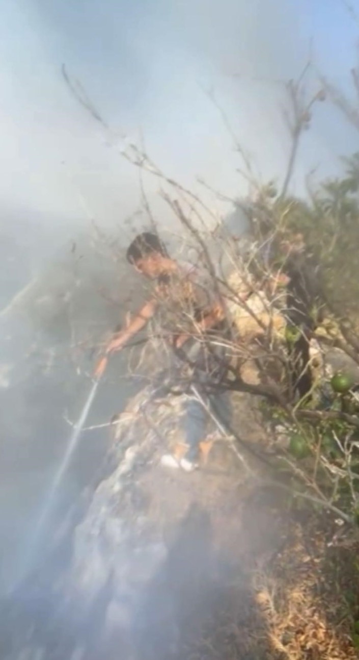 Makilikte &ccedil;ıkan yangın bah&ccedil;elere ulaşmadan s&ouml;nd&uuml;r&uuml;ld&uuml;
