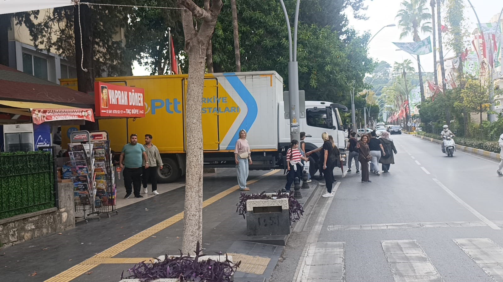 Şube &ouml;n&uuml;ne park eden  PTT ara&ccedil;ları engellilere yol vermedi, s&ouml;ylenenler &ccedil;ileden &ccedil;ıkardı
