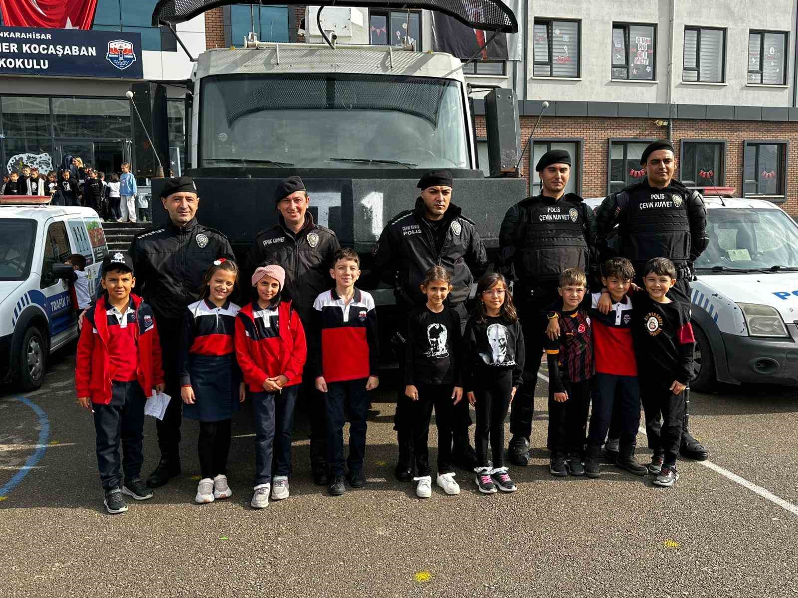 Minik kızın başkanlık vaadi protokol üyelerini harekete geçirdi