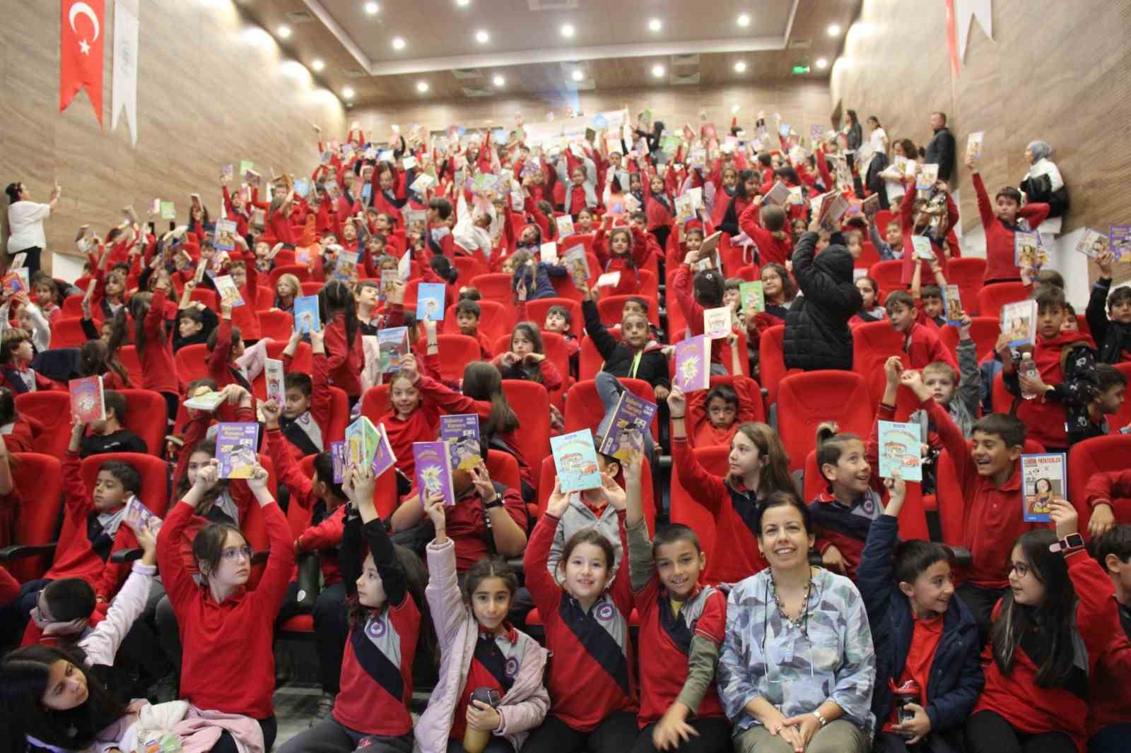 Muğla B&uuml;y&uuml;kşehir Belediyesi Pelin G&uuml;neş&rsquo;i minik okurlarla buluşturdu
