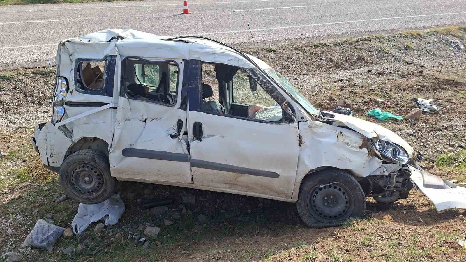 Hisarcık&rsquo;ta takla atan aracın s&uuml;r&uuml;c&uuml;s&uuml; yaralandı
