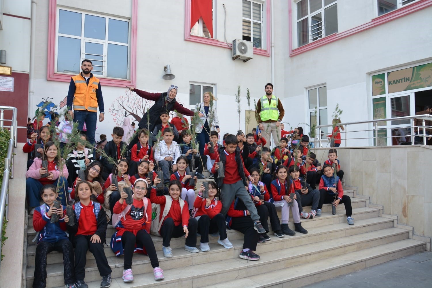 Siirt’te ilkokul öğrencilerine fidan dağıtıldı