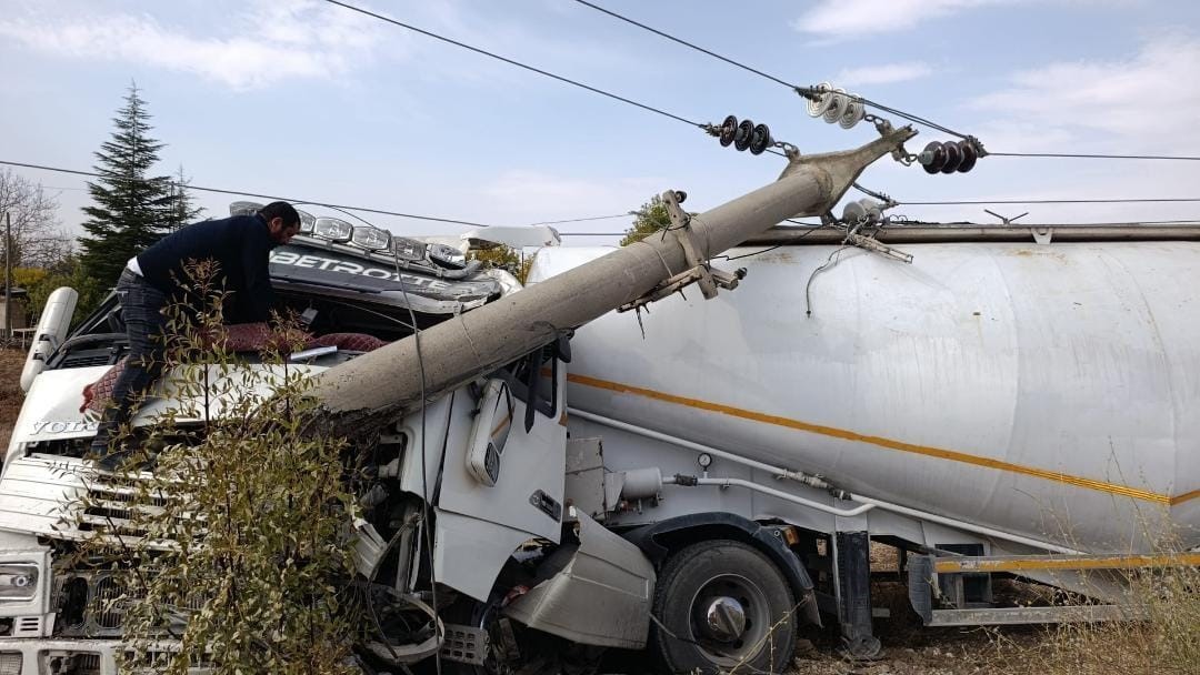 Elazığ&rsquo;da tır elektrik direğine &ccedil;arptı: 1 yaralı
